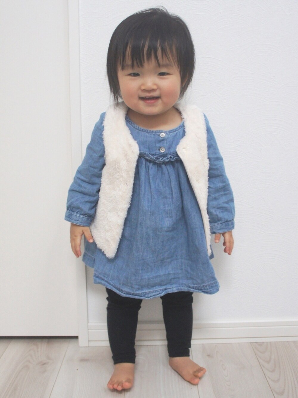 「ベスト、デニム、キッズコーデ、女の子、カジュアルコーデ、1歳、1歳6ヶ月、ファーベスト、お塩、お塩のお服」｜「combiminiのアイテム（ベスト、ホワイト系）」を使った、お塩さん（キッズ・80cm）の春コーディネートの1枚目の写真