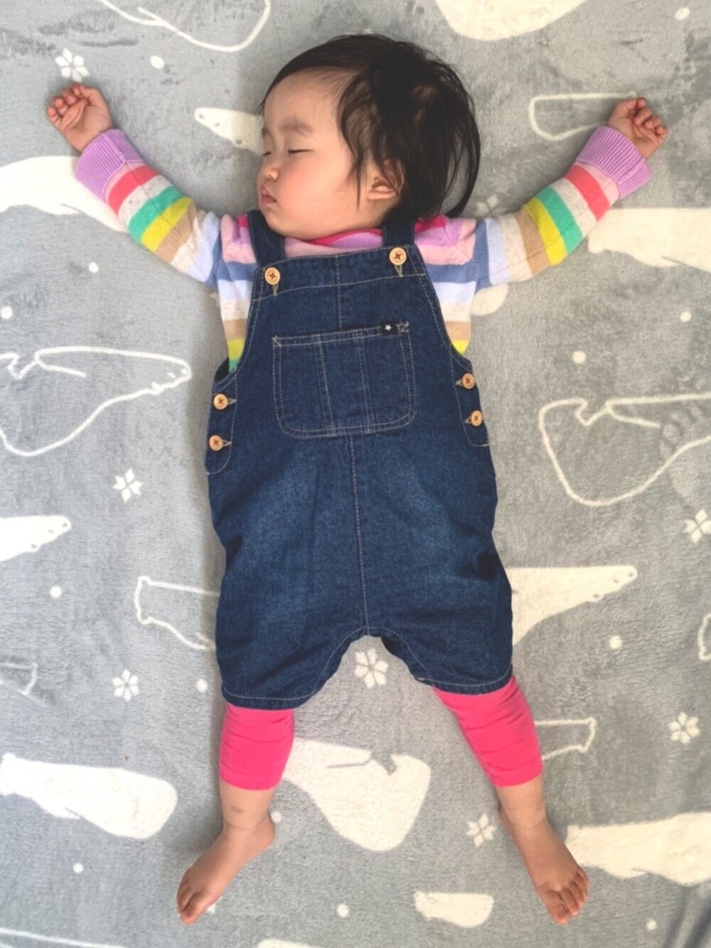 「主役はカラーパンツ、キッズファッション、カジュアルコーデ、ネオンカラー、むすめ服、オーバーオール、レインボー、お塩、お塩のお服、1歳7ヶ月」｜「Birthdayのアイテム（サロペット/オーバーオール、ブルー系）」を使った、お塩さん（キッズ・80cm）の春コーディネートの1枚目の写真