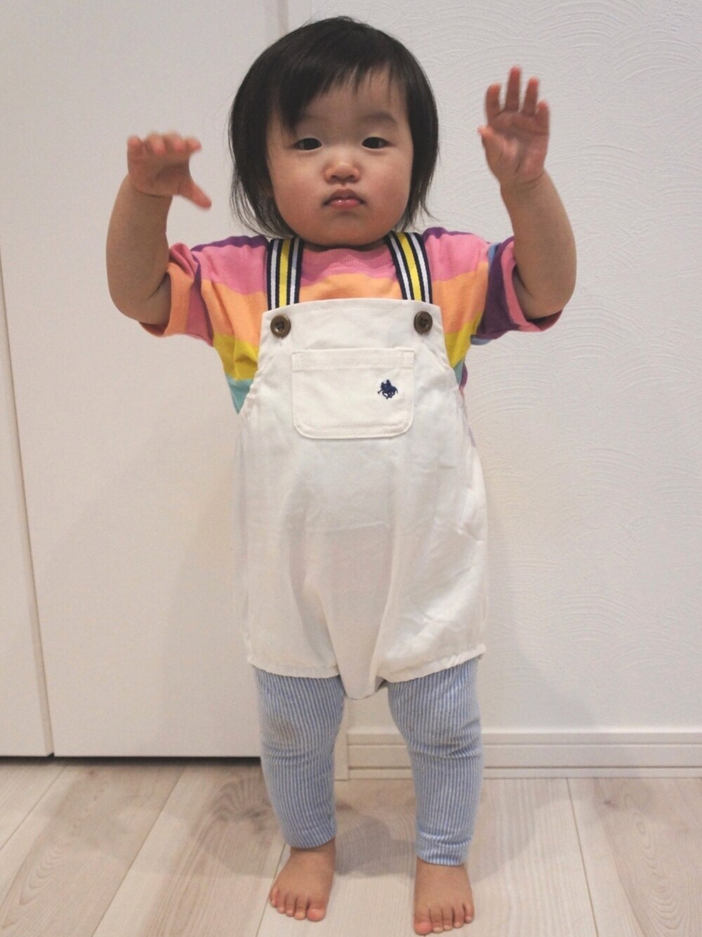 「これが私をアゲる服、サロペット、春夏コーデ、キッズファッション、オーバーオール、1歳、１歳８ヶ月、お塩、お塩のお服」｜「Birthdayのアイテム（サロペット/オーバーオール、ホワイト系）」を使った、お塩さん（キッズ・80cm）の春コーディネートの1枚目の写真