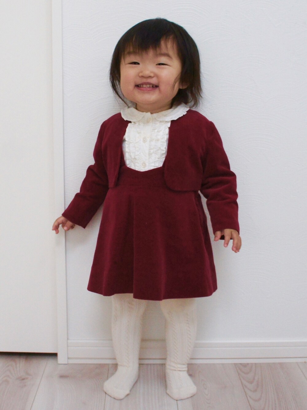 「これが私をアゲる服、セットアップ、フォーマル、セレモニー、おんなのこ、1歳、１歳８ヶ月、お塩、お塩のお服」｜「Familiar のアイテム（スーツベスト、レッド系）」を使った、お塩さん（キッズ・80cm）の春コーディネートの1枚目の写真
