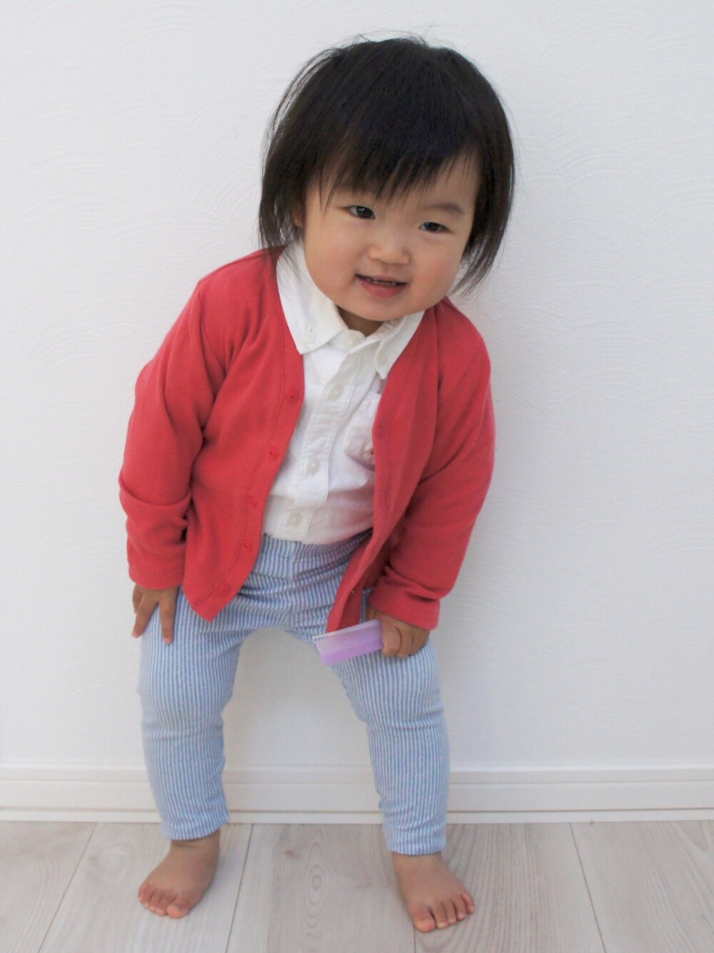 「UNIQLO、キッズファッション、OL、ユニクロ、おんなのこ、1歳、ストライプ、カーディガン、お塩、お塩のお服」｜「UNIQLOのアイテム（カーディガン/ボレロ、レッド系）」を使った、お塩さん（キッズ・80cm）の夏コーディネートの1枚目の写真
