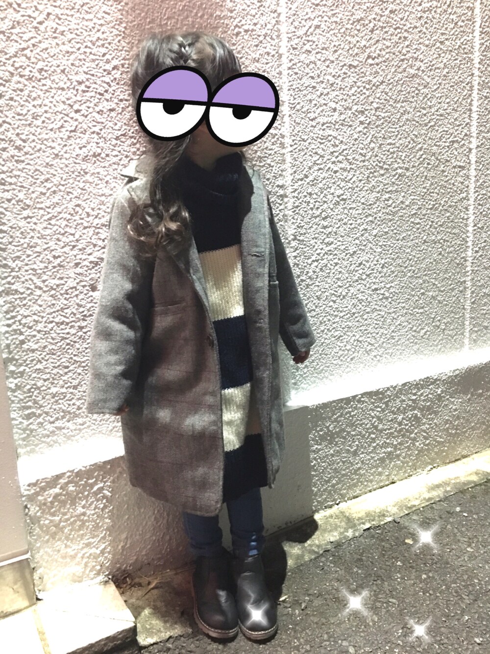 「キッズファッション、ニット、デニム、チェックコート」｜「韓国子供服のアイテム（チェスターコート、グレー系）」を使った、みささん（キッズ・110cm）の秋コーディネートの1枚目の写真