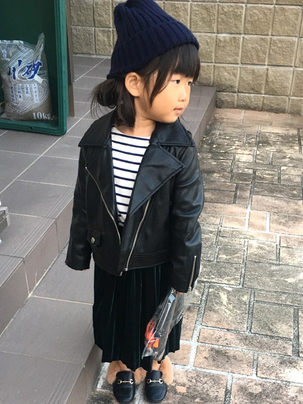 「キッズコーデ、ニット帽」｜「AZUL by moussyの合皮ﾛﾝｸﾞWﾗｲﾀﾞｰｽ（ライダースジャケット、ブラック系）」を使った、みささん（キッズ・110cm）の秋コーディネートの1枚目の写真