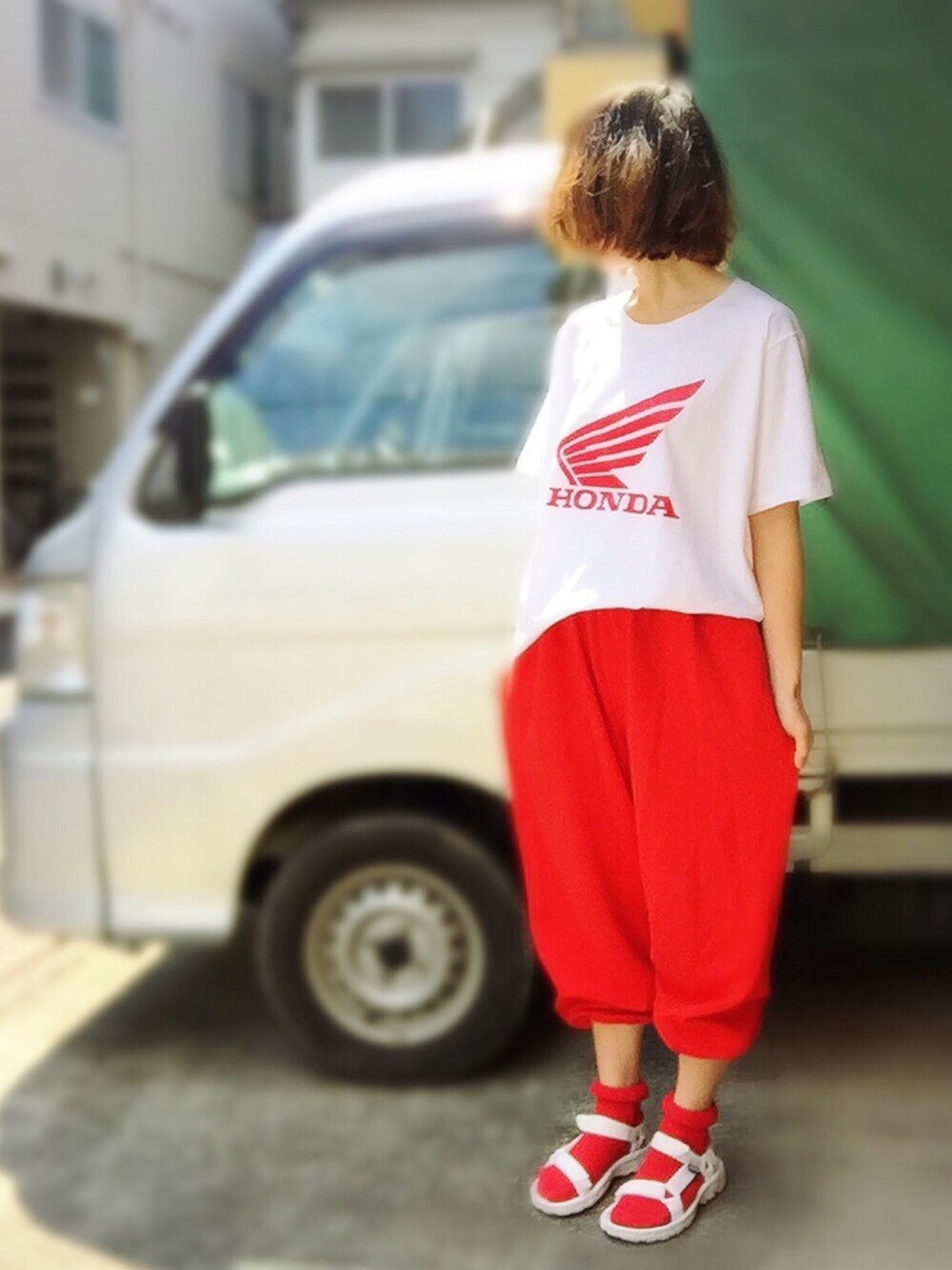 「春、赤×白、古着、古着MIX、ダサいめカジュアル、HONDA、本田翼、菅田将暉、熱愛報道、GU」｜「GUのアイテム（Tシャツ/カットソー、ホワイト系）」を使った、アクロン🚛🎶さん（レディース・164cm）の春コーディネートの1枚目の写真
