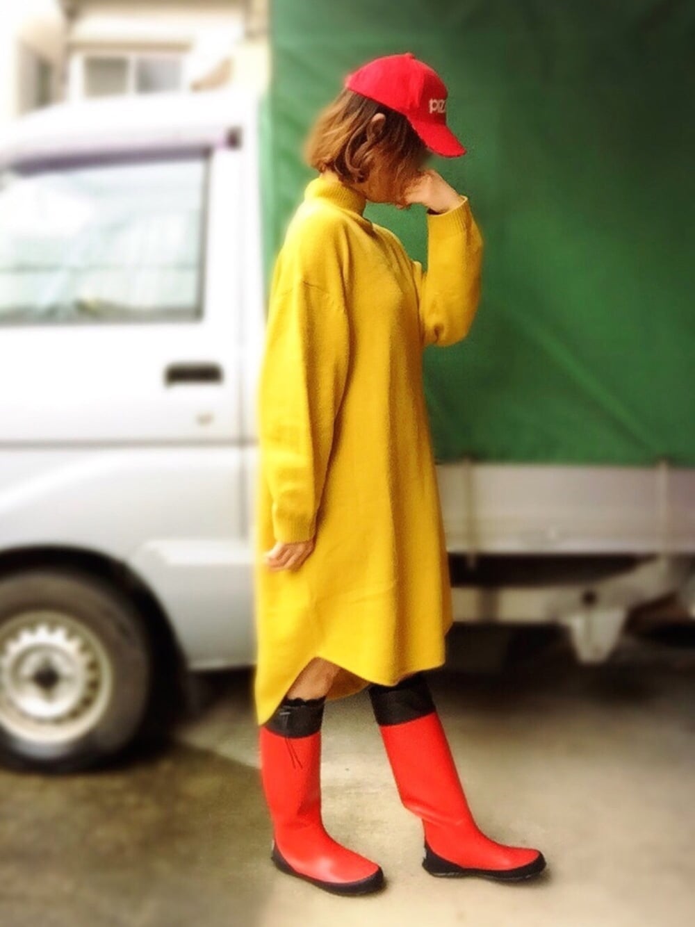 「靴下チラ見せ、雨の日コーデ、長靴、目を細めて見てください、サンクス、マーク、レインブーツ」｜「merry jennyのラウンドカットニットワンピース（ワンピース、イエロー系）」を使った、アクロン🚛🎶さん（レディース・164cm）の春コーディネートの1枚目の写真