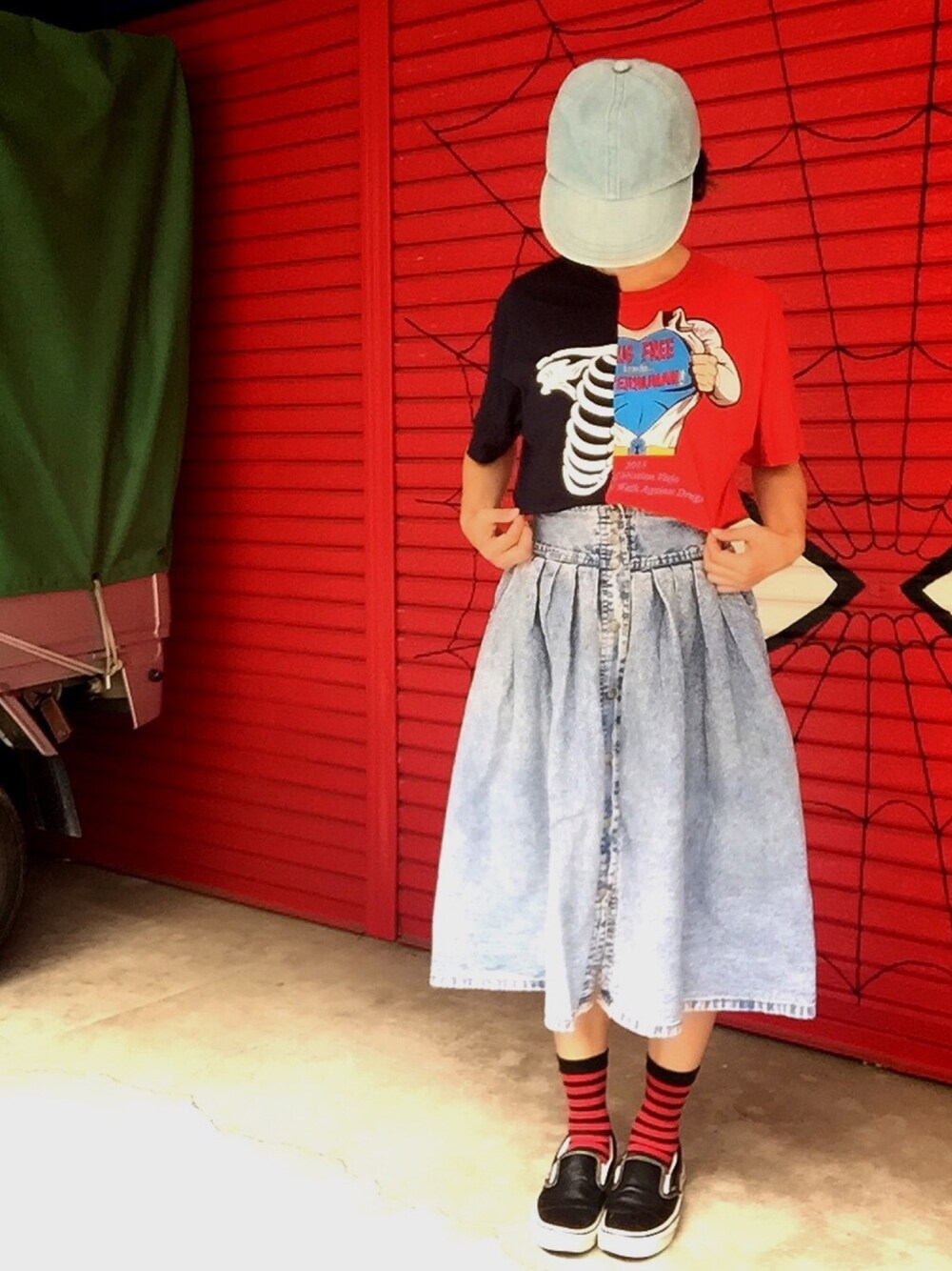 「リメイク、リメイクT、アクロンリメイク✂️、赤×黒、古着、古着MIX、キャップ、Tシャツ、バックプリント」｜「アクロンリメイク✂️のサイズ・メンズM（Tシャツ/カットソー、レッド系）」を使った、アクロン🚛🎶さん（レディース・164cm）の夏コーディネートの1枚目の写真