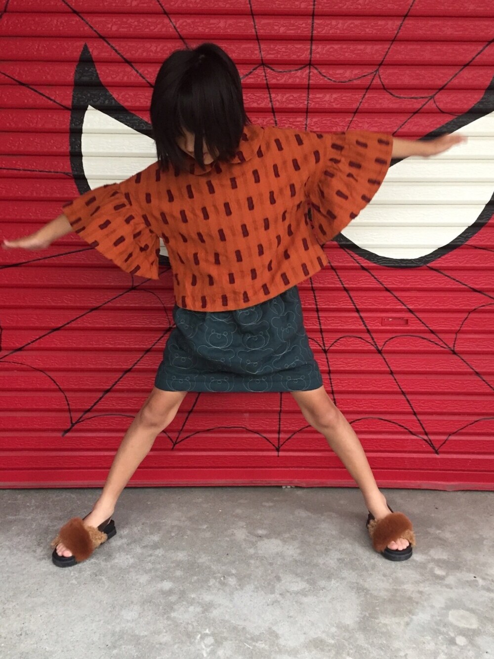 「キルティングスカート、キルティング、アクロンmade、handmade、秋のコーデ、秋コーデ、ファーサンダル、キッズコーデ」｜「apres les coursのBOOK柄丸衿チュニック（チュニック、ブラウン系）」を使った、アクロン🚛🎶さん（キッズ・130cm）の秋コーディネートの1枚目の写真