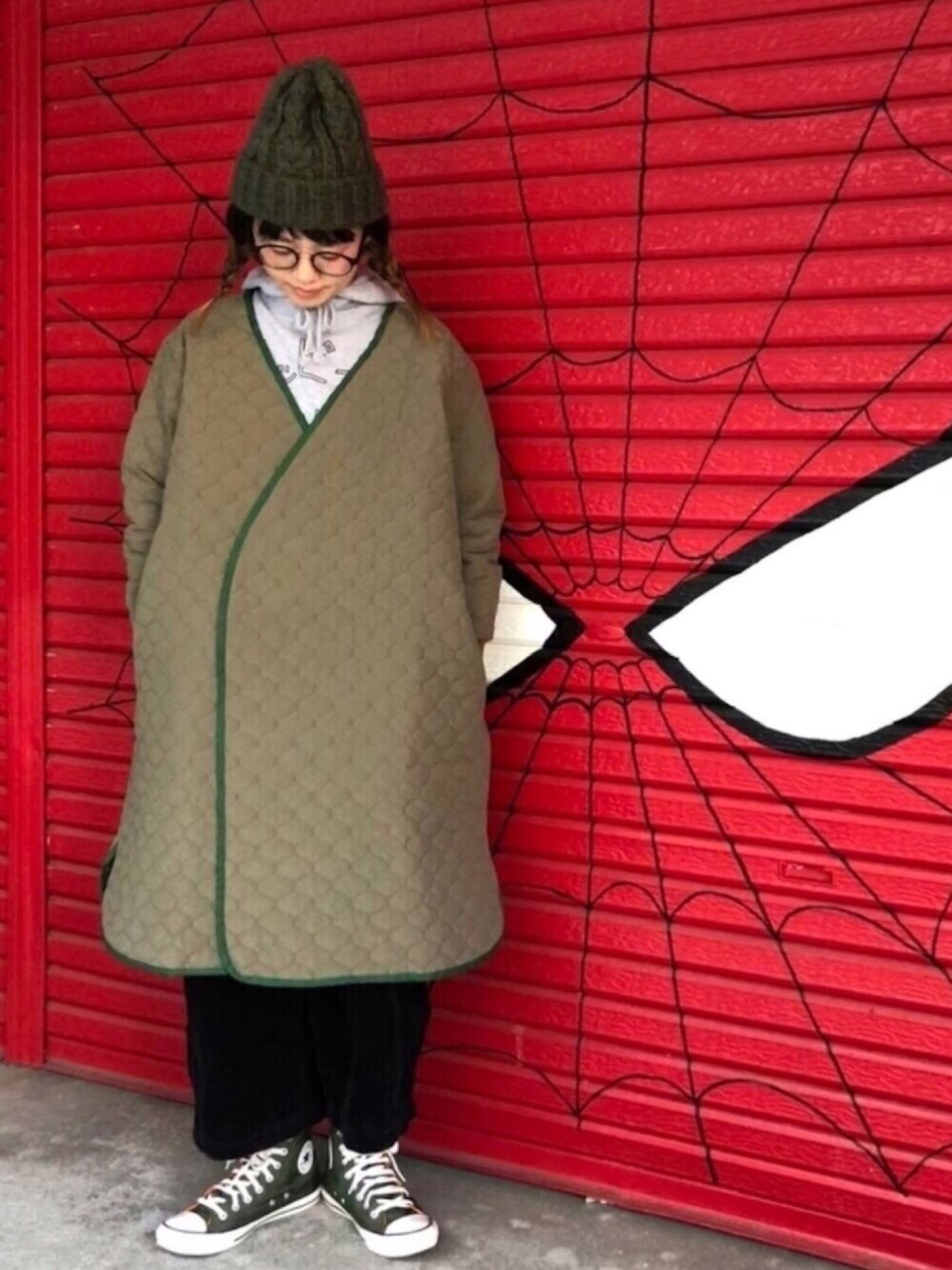 「冬コーデ、ライナーコート、ラクチンコーデ、カーキ、パーカー、ニット帽、キルティングコート、MA-1、converse、ハイカットスニーカー」｜「ハッピーハンバーグのアイテム（パーカー、グレー系）」を使った、アクロン🚛🎶さん（レディース・164cm）の冬コーディネートの1枚目の写真