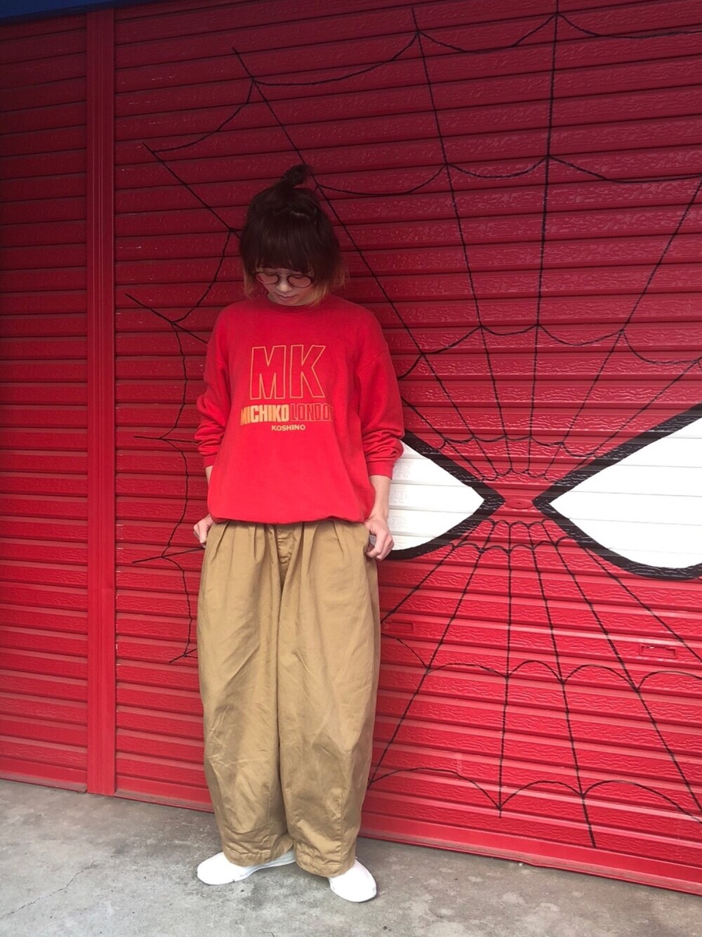 「MICHIKO LONDON、ミチコロンドン、古着、古着MIX、古着女子、harvesty、サーカスパンツ、converse、スウェット、ダサいめカジュアル」｜「MICHIKO LONDONの古着（スウェット、レッド系）」を使った、アクロン🚛🎶さん（レディース・164cm）の春コーディネートの1枚目の写真