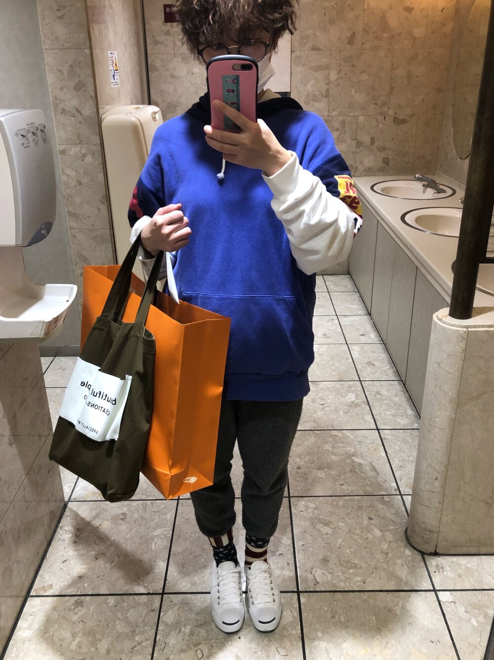 「今日のコーデ、パンツスタイル、ラクチンコーデ、メンズライク、スウェット、コンバース、ジャックパーセル、converse」｜「POLO RALPH LAURENのアイテム（パーカー、ブルー系）」を使った、アクロン🚛🎶さん（レディース・164cm）の冬コーディネートの1枚目の写真