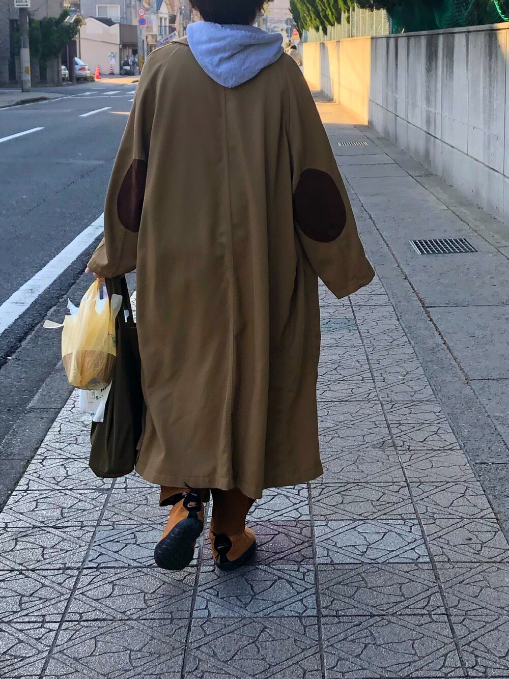 「ベージュ、カジュアル、パンツスタイル、フード、パーカー、コート、エルボーパッチ」｜「ハッピーハンバーグのアイテム（パーカー、グレー系）」を使った、アクロン🚛🎶さん（レディース・164cm）の冬コーディネートの1枚目の写真
