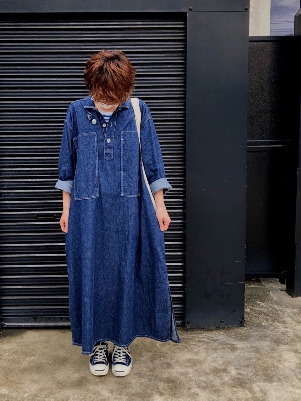 「大人カジュアル、シンプル、ラクチンコーデ、orslow、デニムワンピース、はるコーデ、ロングワンピース、スニーカーコーデ、jack purcell、マキシワンピース」｜「BEAMS BOYの7分袖カットソー（Tシャツ/カットソー、ブルー系）」を使った、アクロン🚛🎶さん（レディース・164cm）の春コーディネートの1枚目の写真