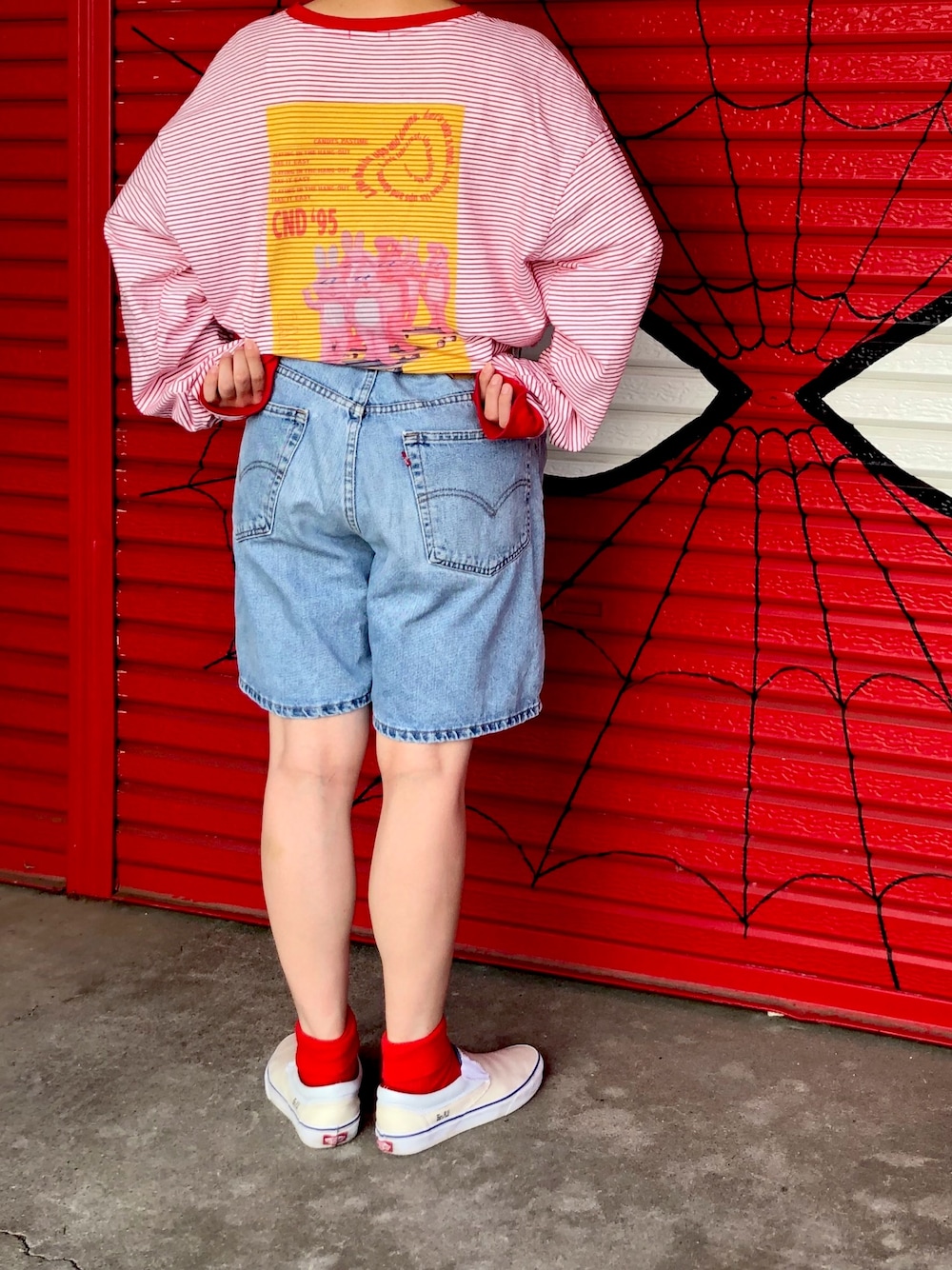 「Candy Stripper、カラフル、短パン、古着、Levi's、VANS、スリッポン」｜「Candy StripperのFUNNY BUNNY CUT SLEEVE Tシャツ（Tシャツ/カットソー、レッド系）」を使った、アクロン🚛🎶さん（レディース・164cm）の秋コーディネートの1枚目の写真