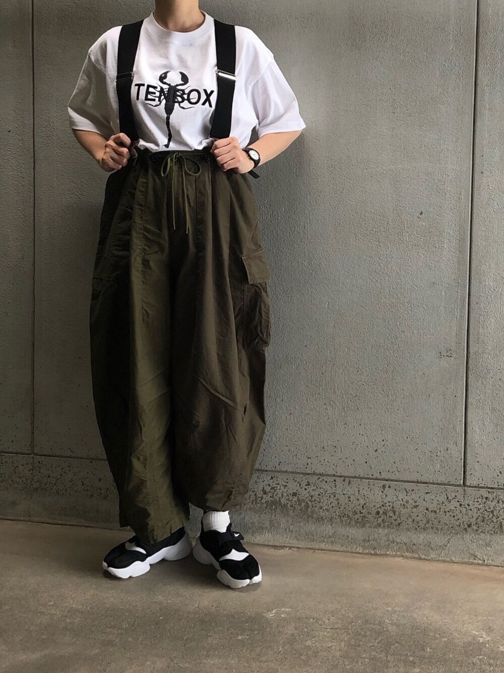 「休日スタイル、BEAMS BOY、NEEDLES、ヒザデルパンツ、TENBOX、10匣、NIKE、アクアリフト、サスペンダー、🐰のお下がり」｜「TENBOXのアイテム（Tシャツ/カットソー、ホワイト系）」を使った、アクロン🚛🎶さん（レディース・164cm）の春コーディネートの1枚目の写真