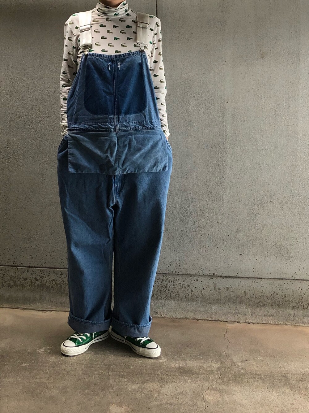 「おしゃれさんと繋がりたい、オーバーオール、LACOSTE、ラコステ、sunnysideup、MADE by sunny side up、リメイク、converse、オールスター、ハイカットスニーカー」｜「LACOSTEのアイテム（Tシャツ/カットソー、ホワイト系）」を使った、アクロン🚛🎶さん（レディース・164cm）の春コーディネートの1枚目の写真
