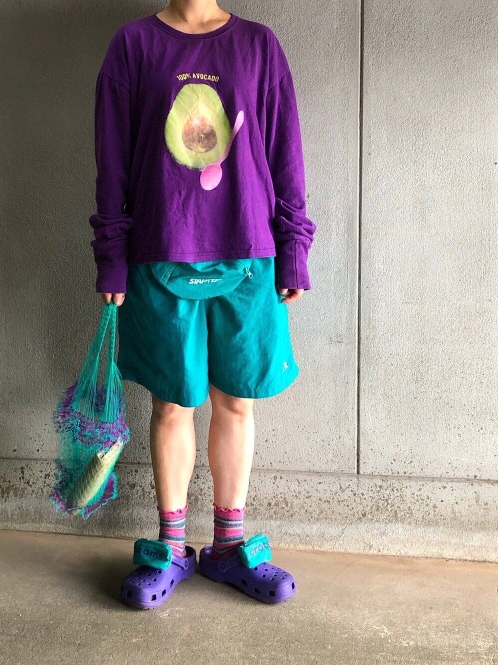 パープル系のTシャツ/カットソー、グリーン系のその他パンツ、パープル系のサンダルを着用したレディースの春コーディネートの1枚目の写真