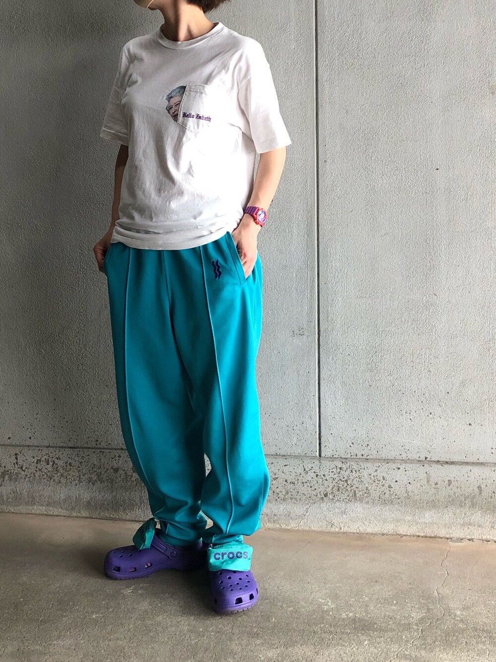 ホワイト系のTシャツ/カットソー、グリーン系のパンツ、パープル系のサンダルを着用したレディースの夏コーディネートの1枚目の写真