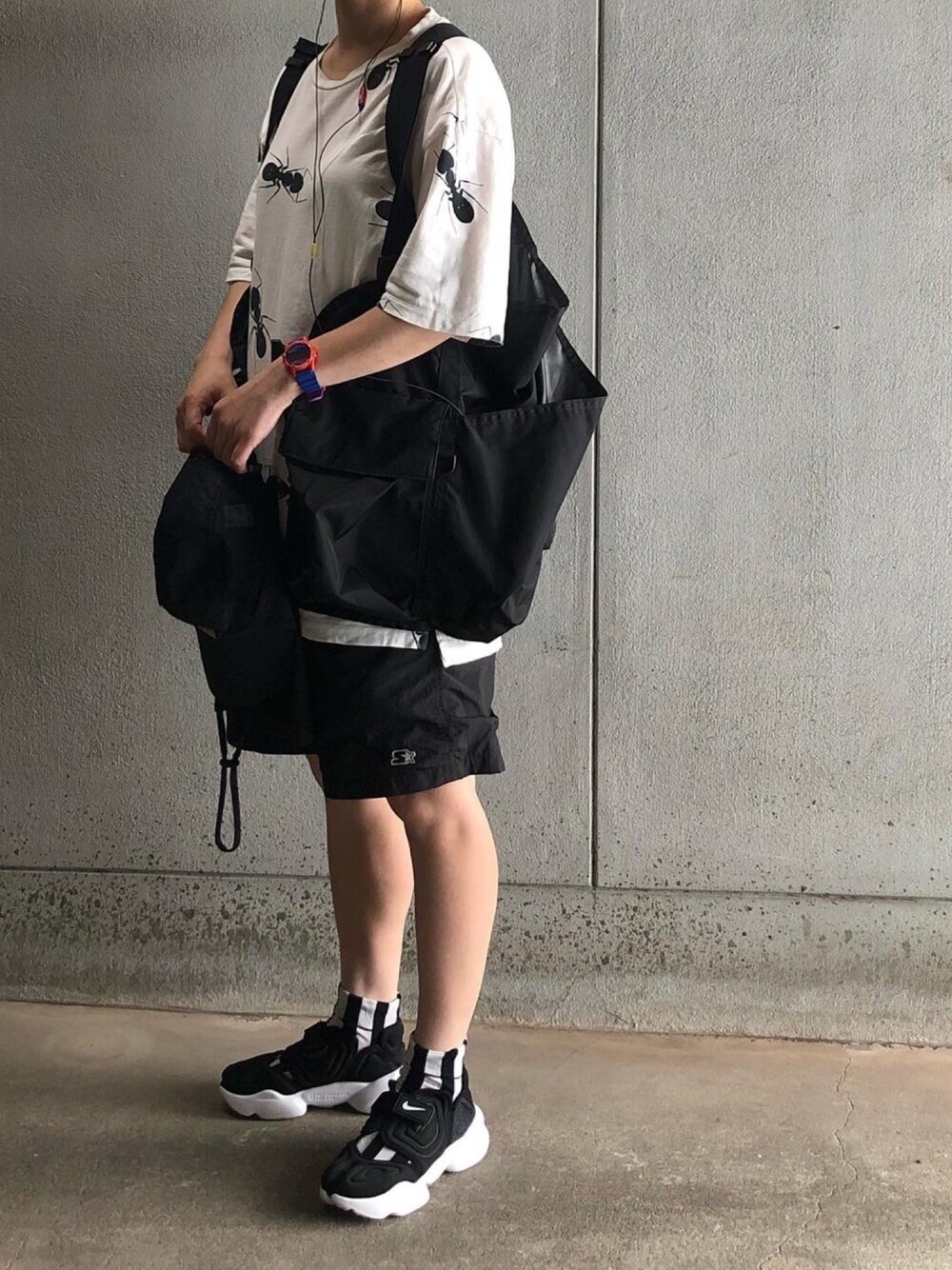「モノトーン、モノトーンコーデ、ゲームベスト、アクアリフト、Tシャツコーデ、ootd、カジュアル、メンズライク、ハーフパンツ、レイヤードスタイル」｜「Paul SmithのANTS PRINT T-SHIRT / 163242 417A（Tシャツ/カットソー、ホワイト系）」を使った、アクロン🚛🎶さん（レディース・164cm）の夏コーディネートの1枚目の写真