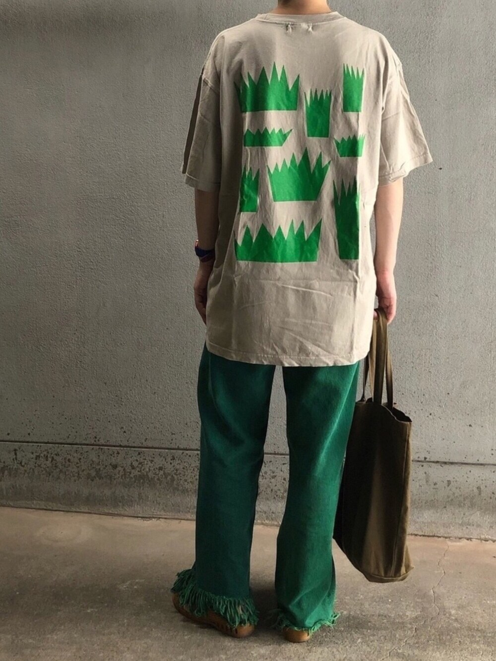 グリーン系のTシャツ/カットソー、グリーン系のパンツ、グリーン系のトートバッグを着用したレディースの夏コーディネートの1枚目の写真