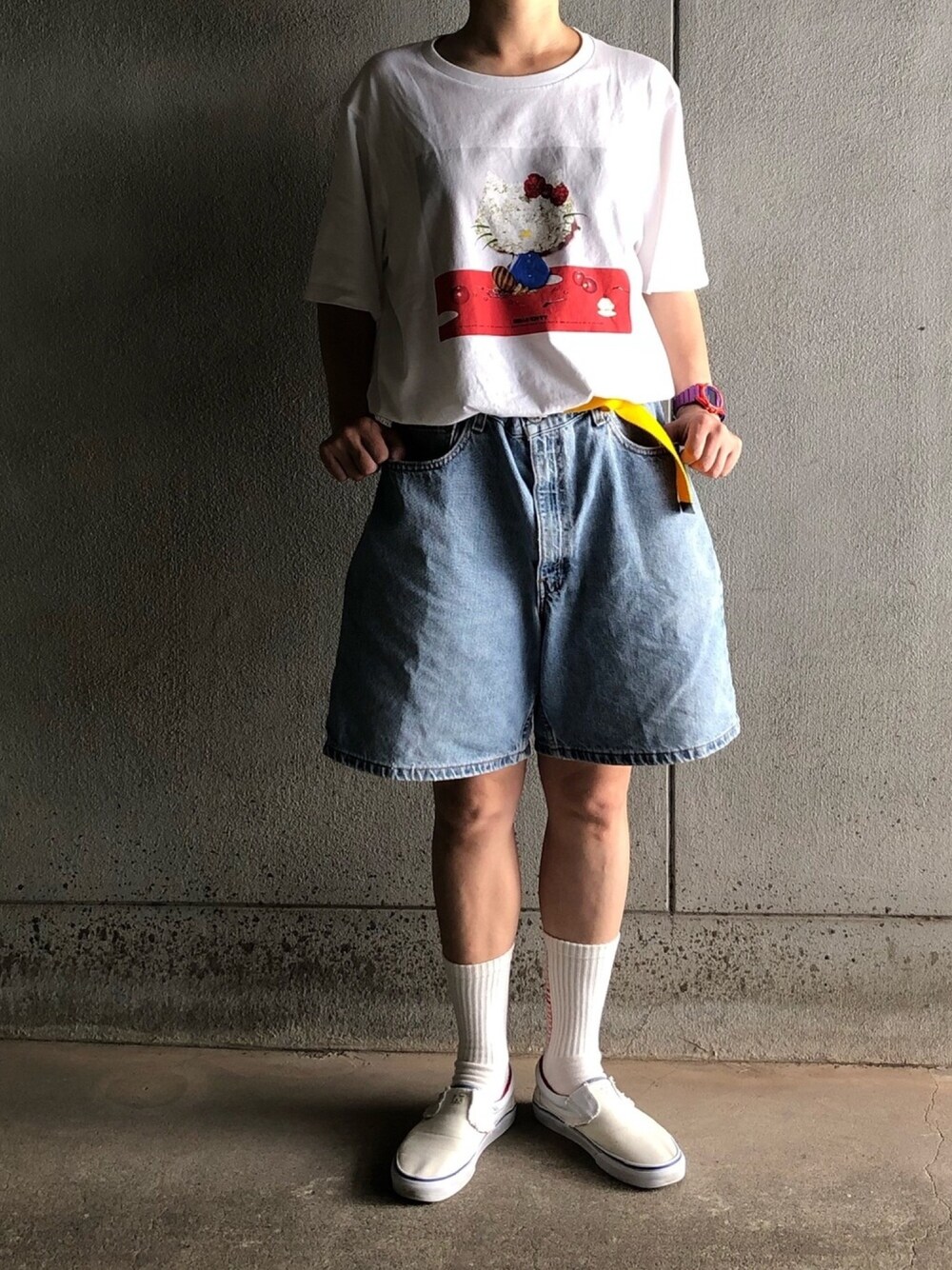 ホワイト系のTシャツ/カットソー、ブルー系のデニムパンツ、ホワイト系のその他シューズを着用したレディースの夏コーディネートの1枚目の写真