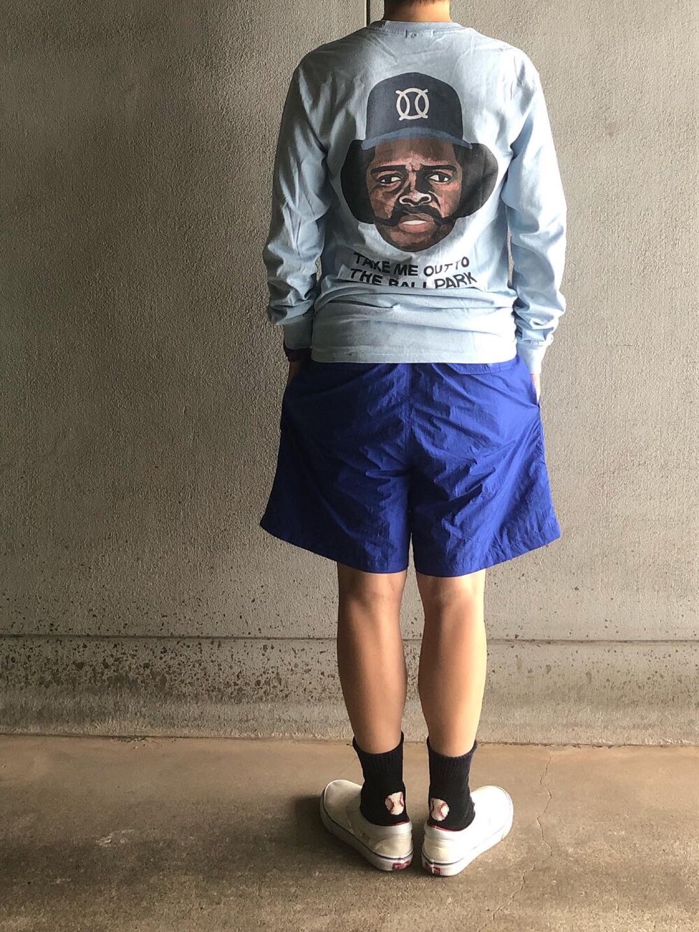 ブルー系のTシャツ/カットソー、ブルー系のその他パンツ、ホワイト系のその他シューズを着用したレディースの夏コーディネートの1枚目の写真