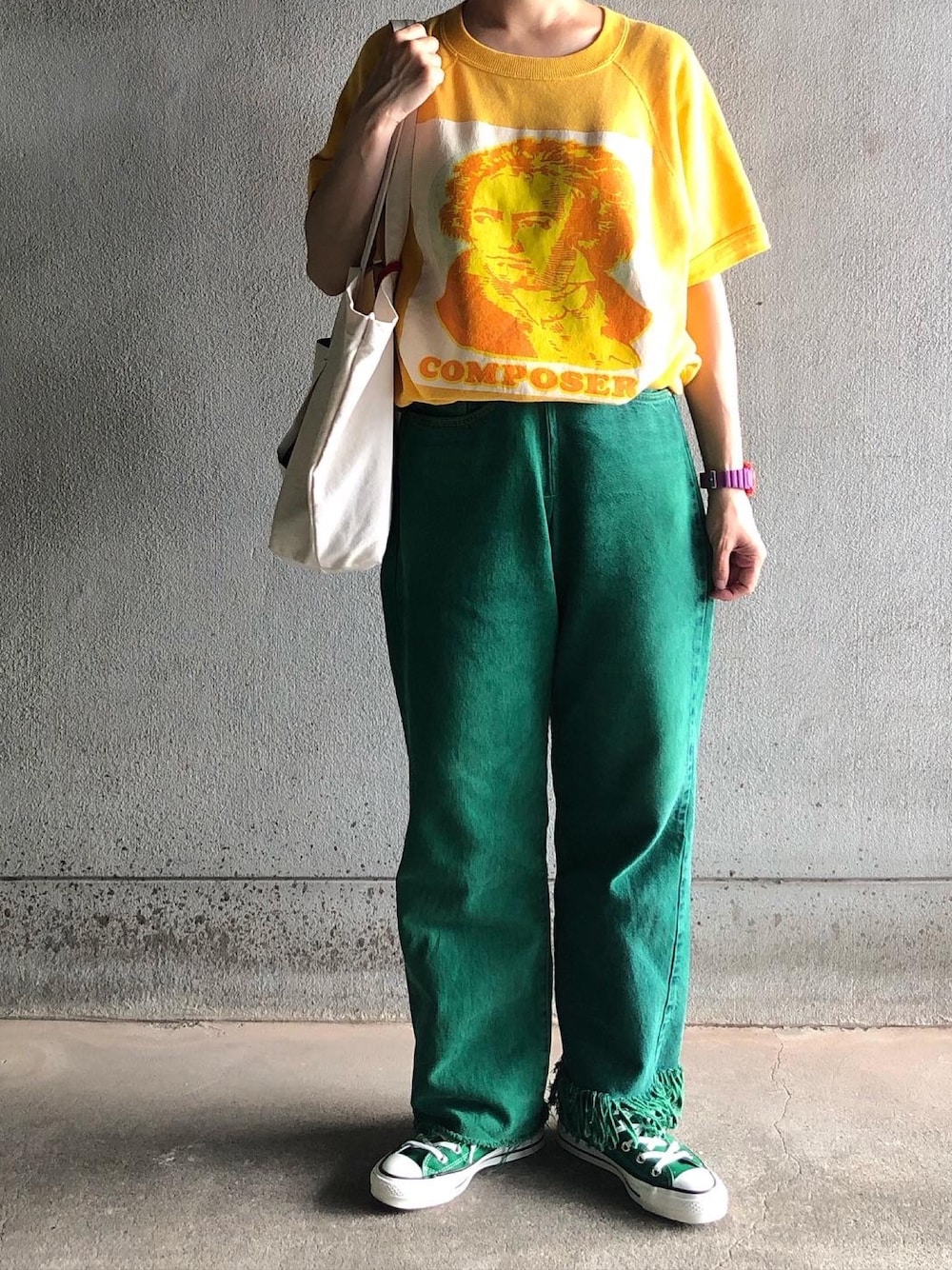 イエロー系のスウェット、グリーン系のパンツ、グリーン系のスニーカーを着用したレディースの夏コーディネートの1枚目の写真