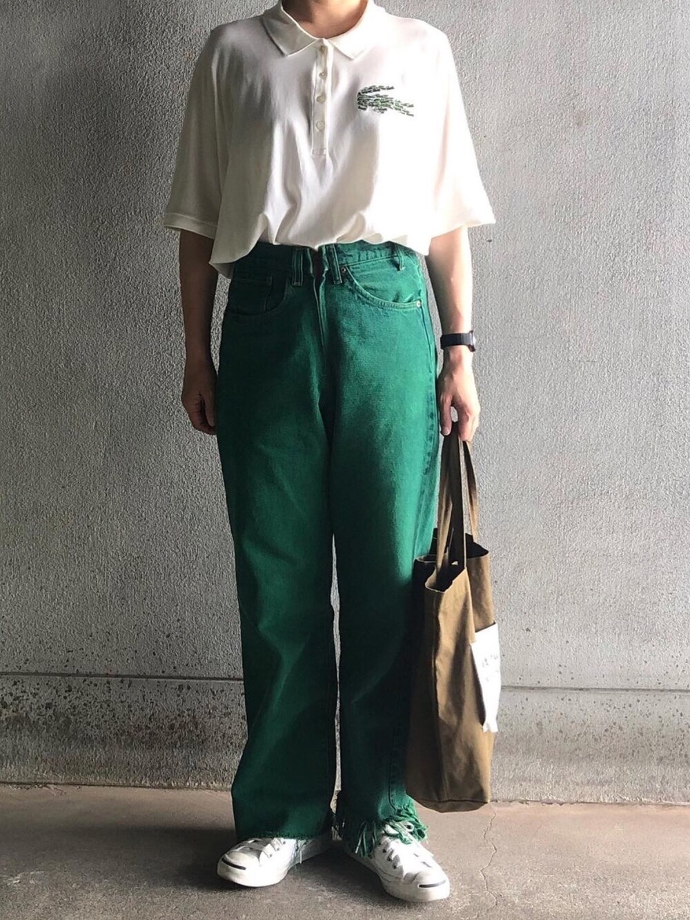 「LACOSTE、77circa、ポロシャツ、カラーパンツ、beautiful people、トートバッグ」｜「LACOSTEの『Croco Magic』パッチワイドポロ（ポロシャツ、ホワイト系）」を使った、アクロン🚛🎶さん（レディース・164cm）の夏コーディネートの1枚目の写真