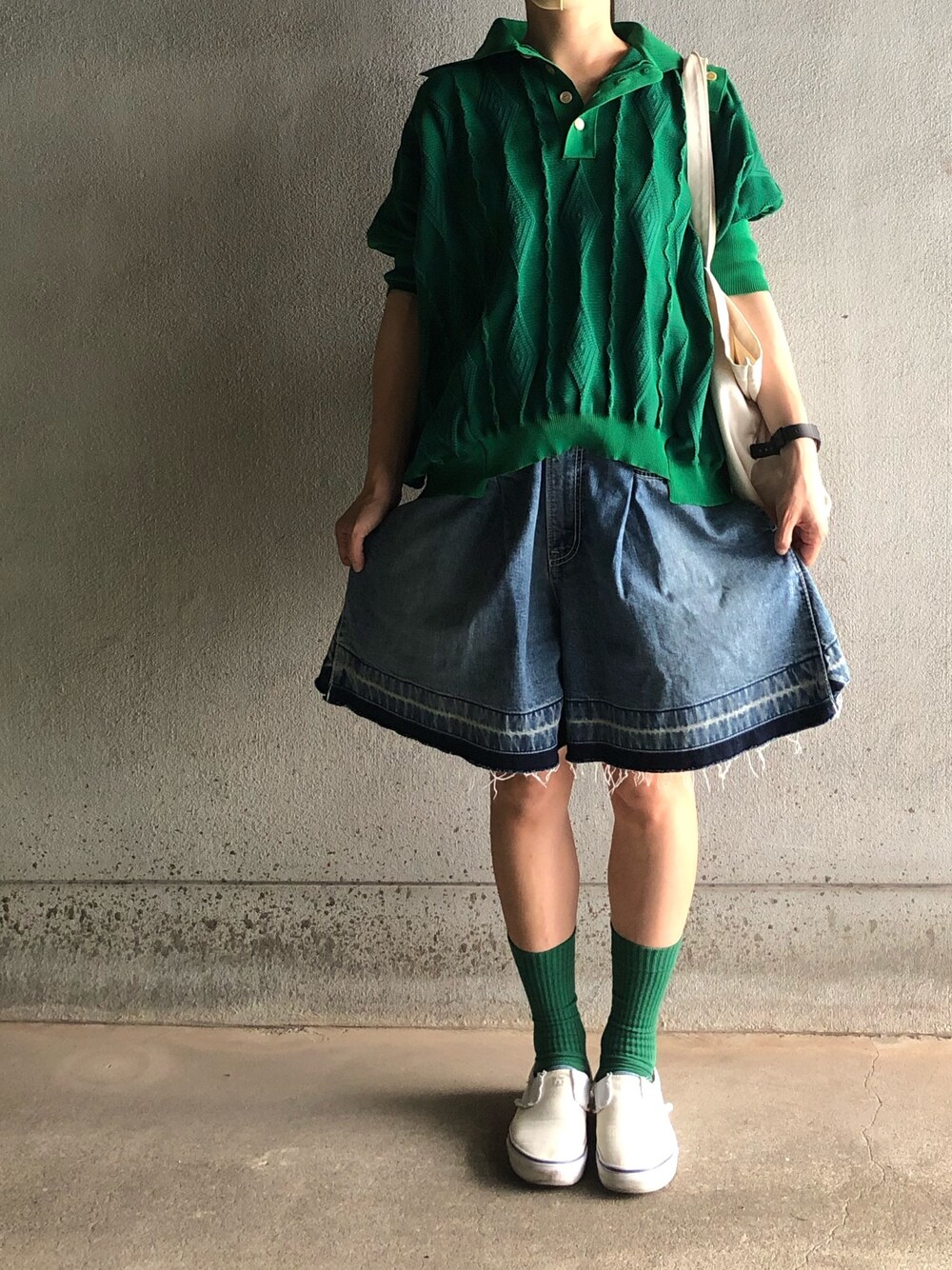 「77circa、sacai、doublet、beautiful people、VANS、スリッポン、ポロシャツ」｜「77circaのアイテム（ポロシャツ、グリーン系）」を使った、アクロン🚛🎶さん（レディース・164cm）の夏コーディネートの1枚目の写真