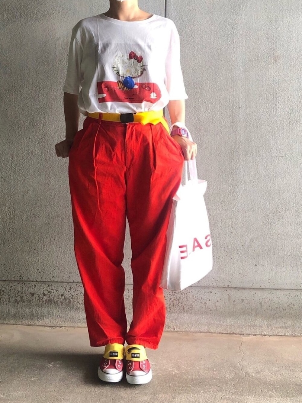 ホワイト系のTシャツ/カットソー、レッド系のパンツ、レッド系のスニーカーを着用したレディースの夏コーディネートの1枚目の写真