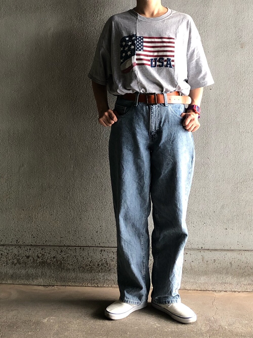 グレー系のTシャツ/カットソー、ブルー系のデニムパンツ、ホワイト系のその他シューズを着用したレディースの夏コーディネートの1枚目の写真