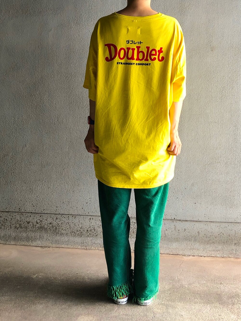 「ラクチンコーデ、wism、doublet、77circa、converse、原色、ビタミンカラー」｜「WISMのdoublet （Tシャツ/カットソー、イエロー系）」を使った、アクロン🚛🎶さん（レディース・164cm）の秋コーディネートの1枚目の写真