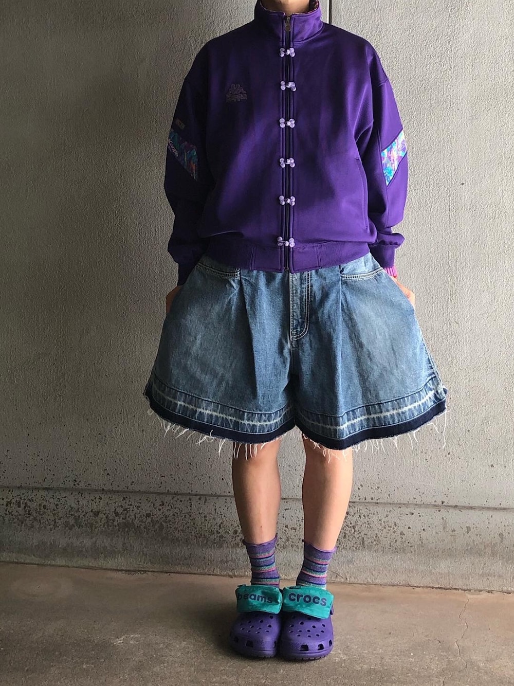 パープル系のジャージ、ブルー系のその他パンツ、パープル系のサンダルを着用したレディースの秋コーディネートの1枚目の写真