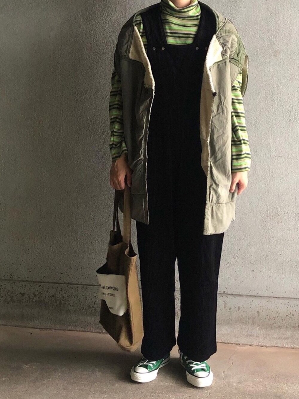 「秋冬コーデ、vintage、military、軍物、オーバーオール、コーデュロイ、ベスト、レイヤードスタイル、秋のマイ旬スタイル」｜「BEAMS BOYのBEAMS BOY / フライス マルチボーダー タートルネック プルオーバー カットソー（Tシャツ/カットソー、グリーン系）」を使った、アクロン🚛🎶さん（レディース・164cm）の秋コーディネートの1枚目の写真
