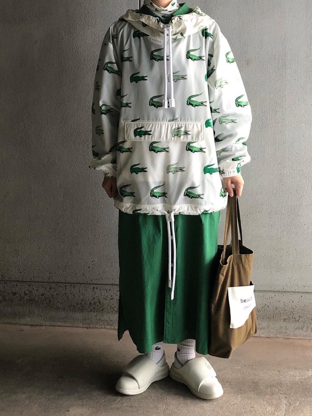 「レイヤードスタイル、LACOSTE、パーカー、パジャマワンピース、緑、グリーン、ワントーンコーデ、秋服、ナイロンパーカー」｜「LACOSTEのアイテム（Tシャツ/カットソー、ホワイト系）」を使った、アクロン🚛🎶さん（レディース・164cm）の秋コーディネートの1枚目の写真