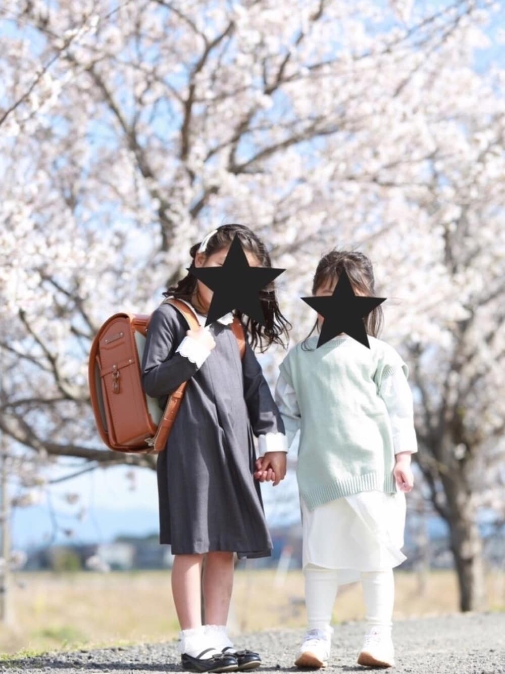 「キッズコーデ、入学式コーデ、女の子、おしゃれさんと繋がりたい、小学生、キッズ、4歳、はるコーデ、キッズファッション、ベスト」｜「GLOBAL WORKの【キッズ】ベストSETシャツワンピ7分袖/878706（ワンピース、ホワイト系）」を使った、ayumindayoooさん（キッズ・120cm）の春コーディネートの1枚目の写真
