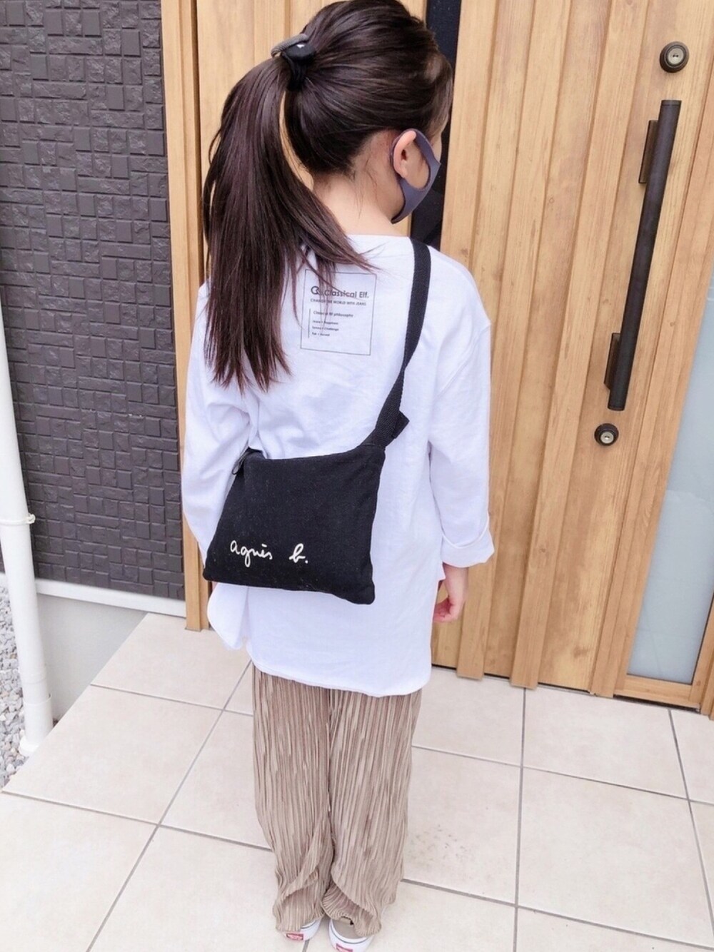 「休日スタイル、秋のコーデ、レイヤードスタイル、今日のコーデ、女の子、カジュアルコーデ、キッズコーデ、秋のカフェオレコーデ、シンプルコーデ、ゆるコーデ」｜「classicalelfの【親子おそろい】キッズ サイドスリットロング丈ビッグシルエット無地バックプリントロングTシャツ(長袖)（Tシャツ/カットソー、ホワイト系）」を使った、ayumindayoooさん（キッズ・120cm）の秋コーディネートの1枚目の写真