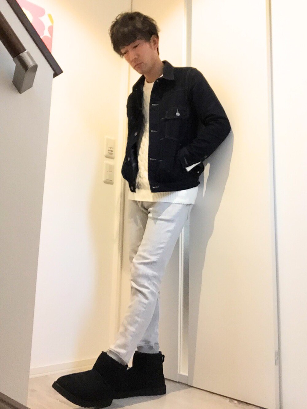 ブルー系のデニムジャケット、ホワイト系のニット/セーター、グレー系のその他パンツを着用したメンズの冬コーディネートの1枚目の写真