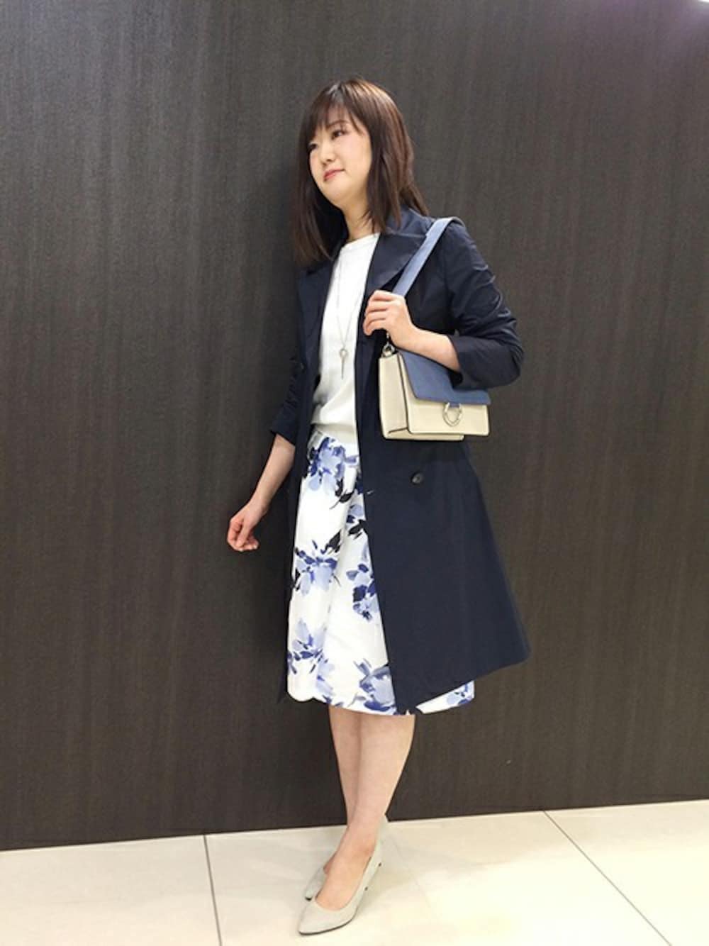 「スカート、トレンチコート、花柄、ネイビー、春コーデ」｜「UNTITLEDのエアリー　ツイルトレンチコート（その他アウター、ブルー系）」を使った、UNTITLEDさん（レディース・168cm）の春コーディネートの1枚目の写真