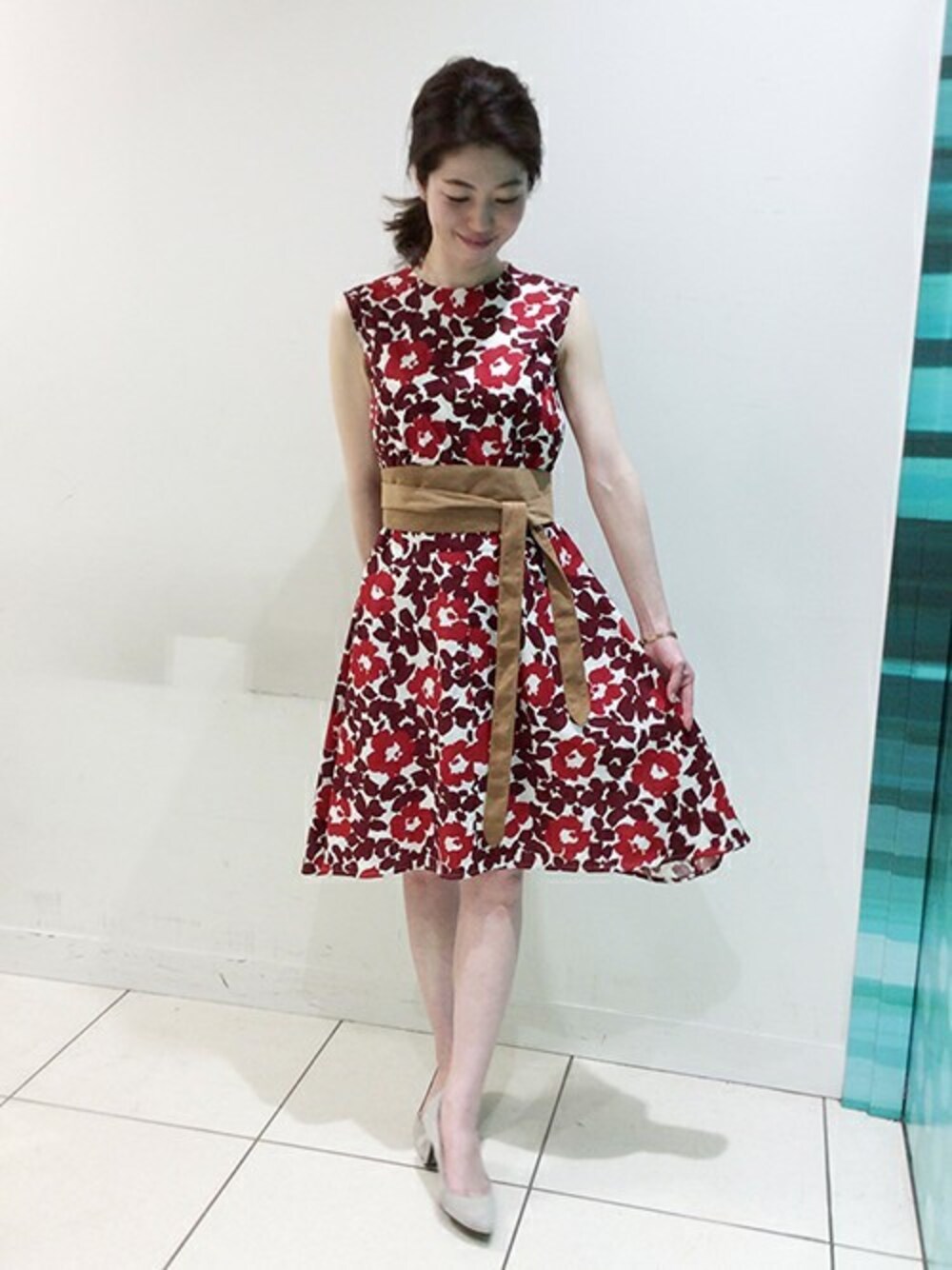 「ワンピース、花柄、フレア、ウエストマーク、サッシュベルト」｜「UNTITLEDのフラワープリントワンピース（ワンピース、レッド系）」を使った、UNTITLEDさん（レディース・167cm）の春コーディネートの1枚目の写真