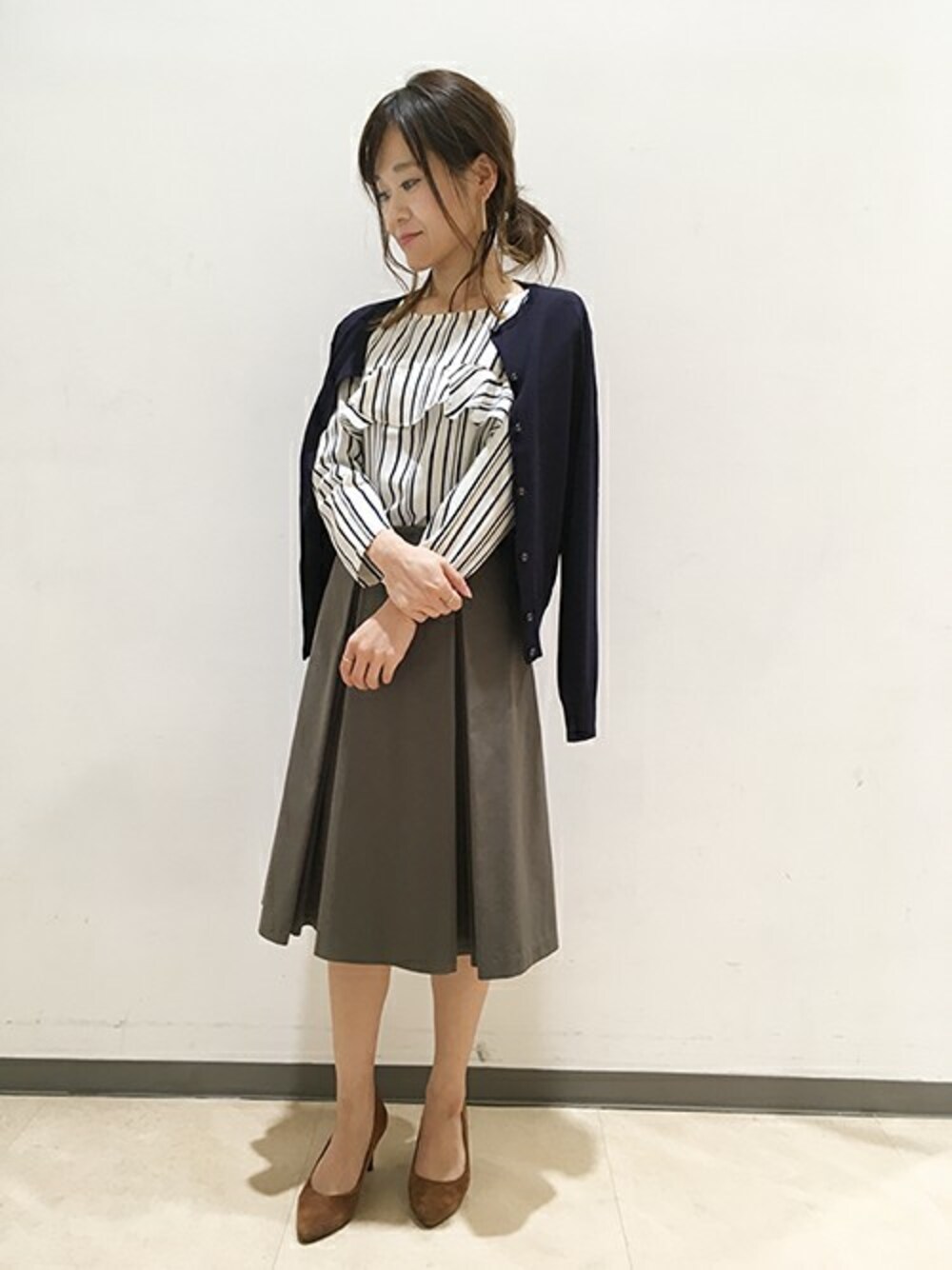 「スカート、ストライプ、フリル、カーキ、アンサンブル、ボックスプリーツ」｜「UNTITLEDのストライプブラウス×ニットカーディガンSET（アンサンブル、ブルー系）」を使った、UNTITLEDさん（レディース・150cm）の春コーディネートの1枚目の写真