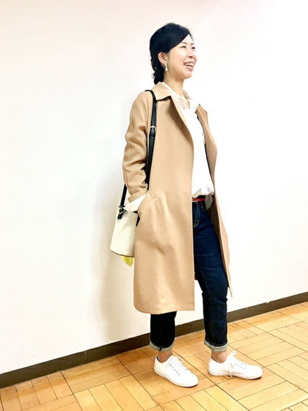 「デニム、ロングコート、大人カジュアル、とろみシャツ、テロンチ」｜「UNTITLEDの【VERY4月号掲載】空中糸ライトトフルイドコート（その他アウター、ベージュ系）」を使った、UNTITLEDさん（レディース・163cm）の春コーディネートの1枚目の写真