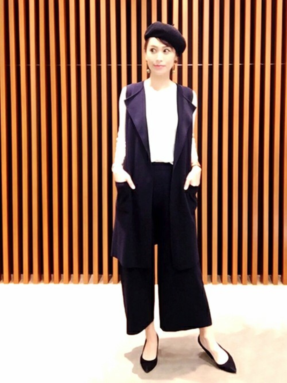 「セットアップ、レイヤードスタイル、ワイドパンツ、ジレ、VERY」｜「UNTITLEDの【VERY4月号掲載】ノースリロングカーディガン（カーディガン/ボレロ、ブルー系）」を使った、UNTITLEDさん（レディース・169cm）の春コーディネートの1枚目の写真