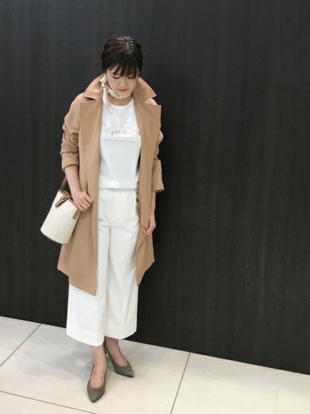 「ホワイト、Tシャツ、スカーフ、ワイドパンツ、クリーン、爽やかコーデ、テロンチ」｜「UNTITLEDの【VERY4月号掲載】空中糸ライトトフルイドコート（その他アウター、ベージュ系）」を使った、UNTITLEDさん（レディース・168cm）の春コーディネートの1枚目の写真