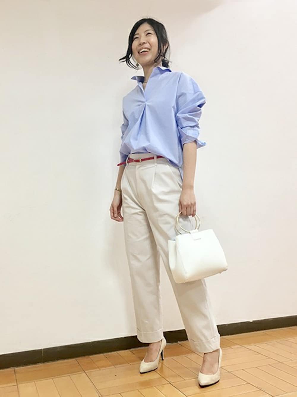 「パンツスタイル、シャツスタイル、抜け感、ベルトマーク、ペグトップパンツ」｜「UNTITLEDのCangioli ブロードスキッパーシャツ（シャツ/ブラウス、ブルー系）」を使った、UNTITLEDさん（レディース・163cm）の春コーディネートの1枚目の写真