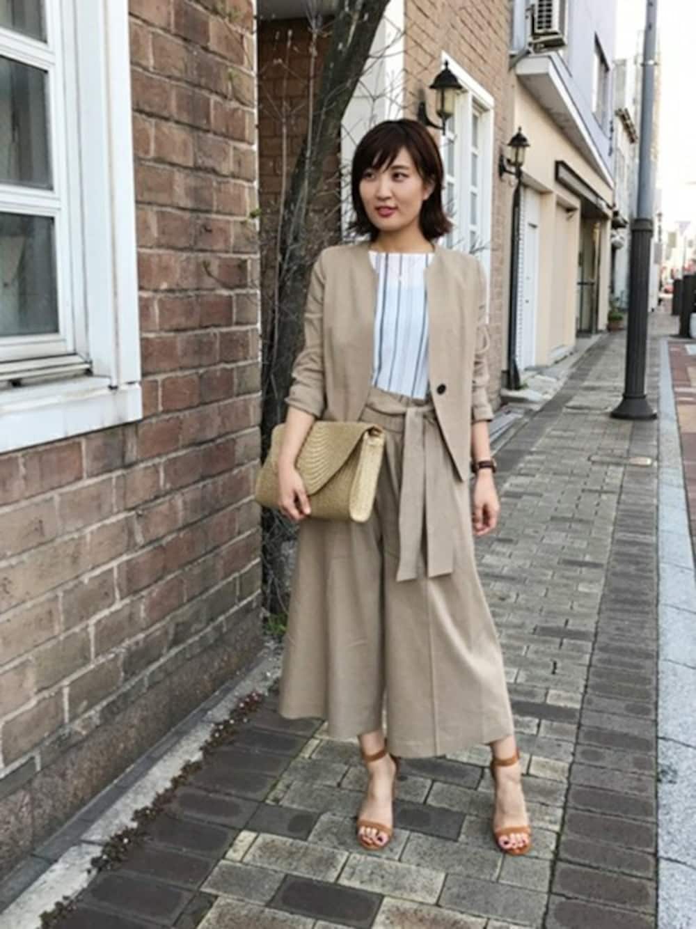 「セットアップ、クラッチバッグ、ストライプ、ワイドパンツ、リネン、カラーレス」｜「UNTITLEDの〔洗える〕サテンストライプブラウス（シャツ/ブラウス、ホワイト系）」を使った、UNTITLEDさん（レディース・163cm）の春コーディネートの1枚目の写真