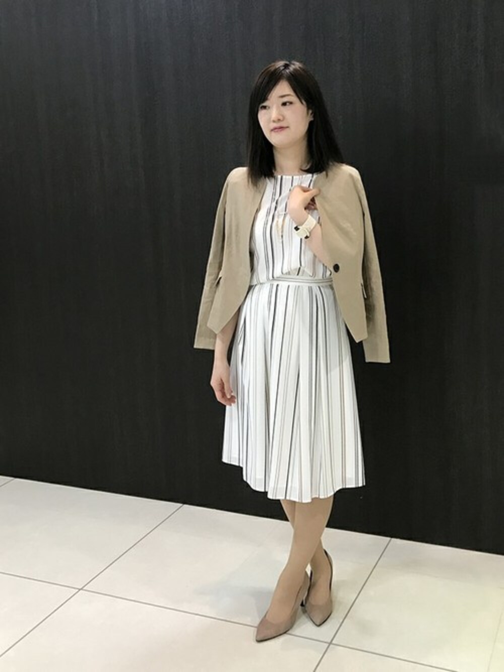 「ジャケット、セットアップ、ストライプ、肩掛け、夏コーデ」｜「UNTITLEDの〔洗える〕リネン混カラーレスジャケット（ノーカラージャケット、ベージュ系）」を使った、UNTITLEDさん（レディース・168cm）の春コーディネートの1枚目の写真
