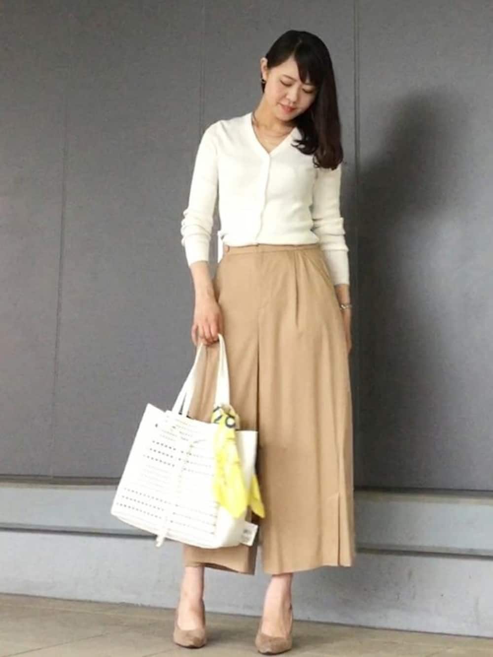 「カーディガン、Vネック、ワイドパンツ、リブニット、スカーフアレンジ」｜「UNTITLEDの【VERY4月号掲載】リブVニットカーディガン（カーディガン/ボレロ、ホワイト系）」を使った、UNTITLEDさん（レディース・169cm）の春コーディネートの1枚目の写真