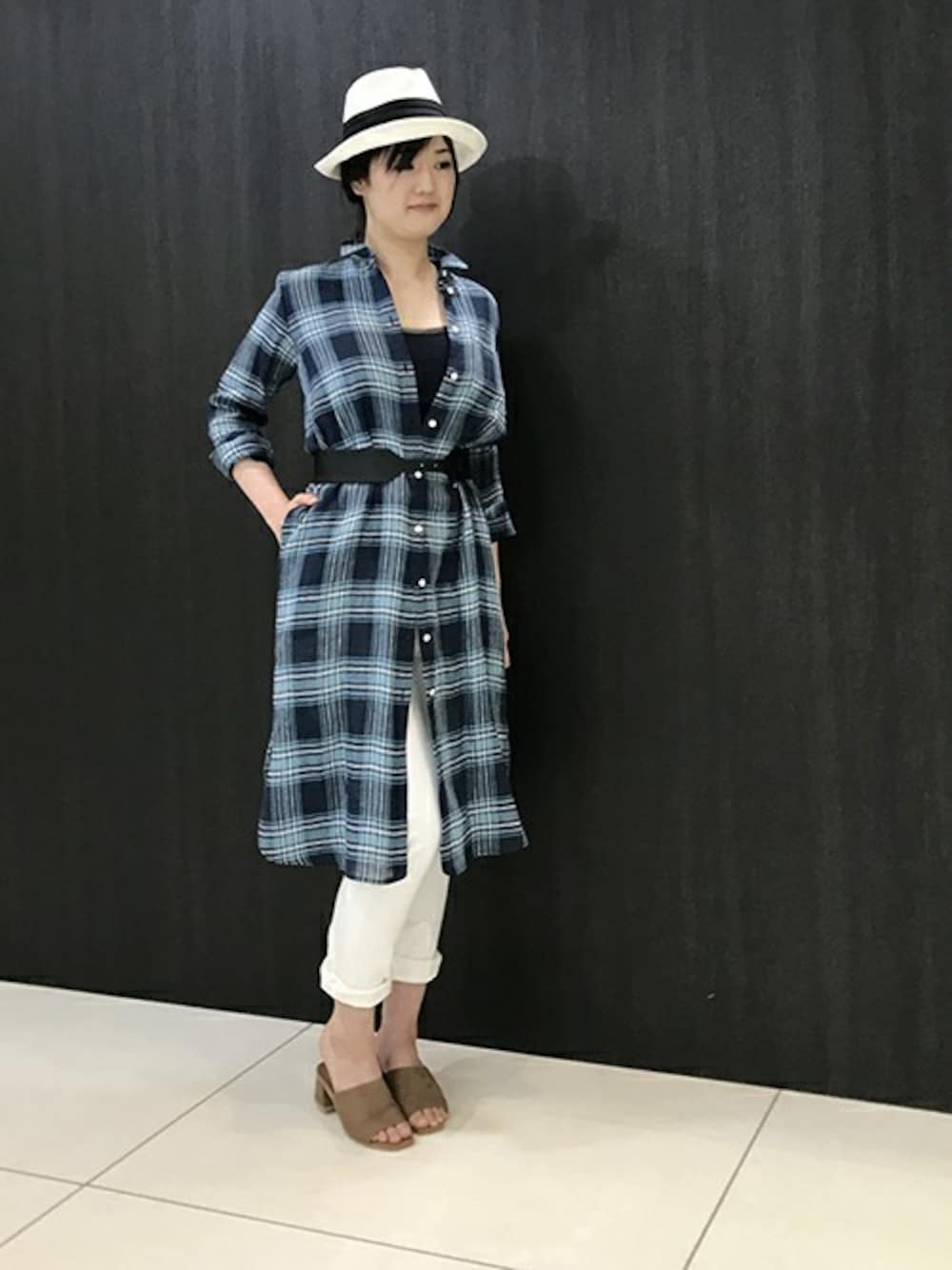 「チェック、ベルト、ウエストマーク、シャツワンピ、白パンツ」｜「UNTITLEDの〔洗える〕Safilin リネンシャツワンピース（ワンピース、ブルー系）」を使った、UNTITLEDさん（レディース・168cm）の春コーディネートの1枚目の写真