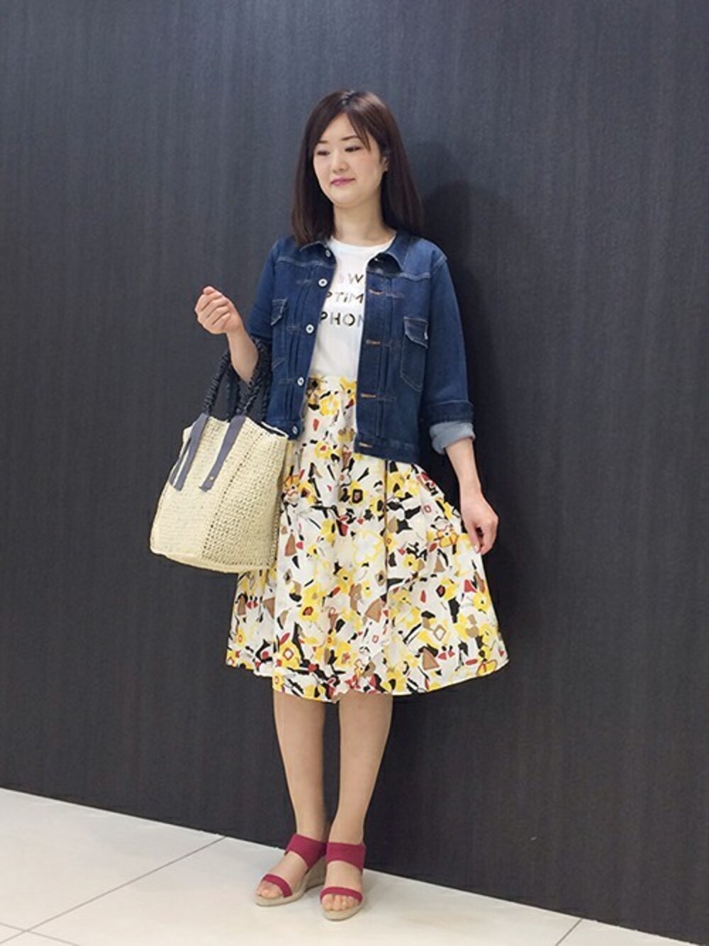 「デニム、スカート、デニムジャケット、花柄、Tシャツ、Gジャン、初夏」｜「UNTITLEDの〔洗える〕箔プリントロゴTシャツ（Tシャツ/カットソー、ホワイト系）」を使った、UNTITLEDさん（レディース・168cm）の春コーディネートの1枚目の写真