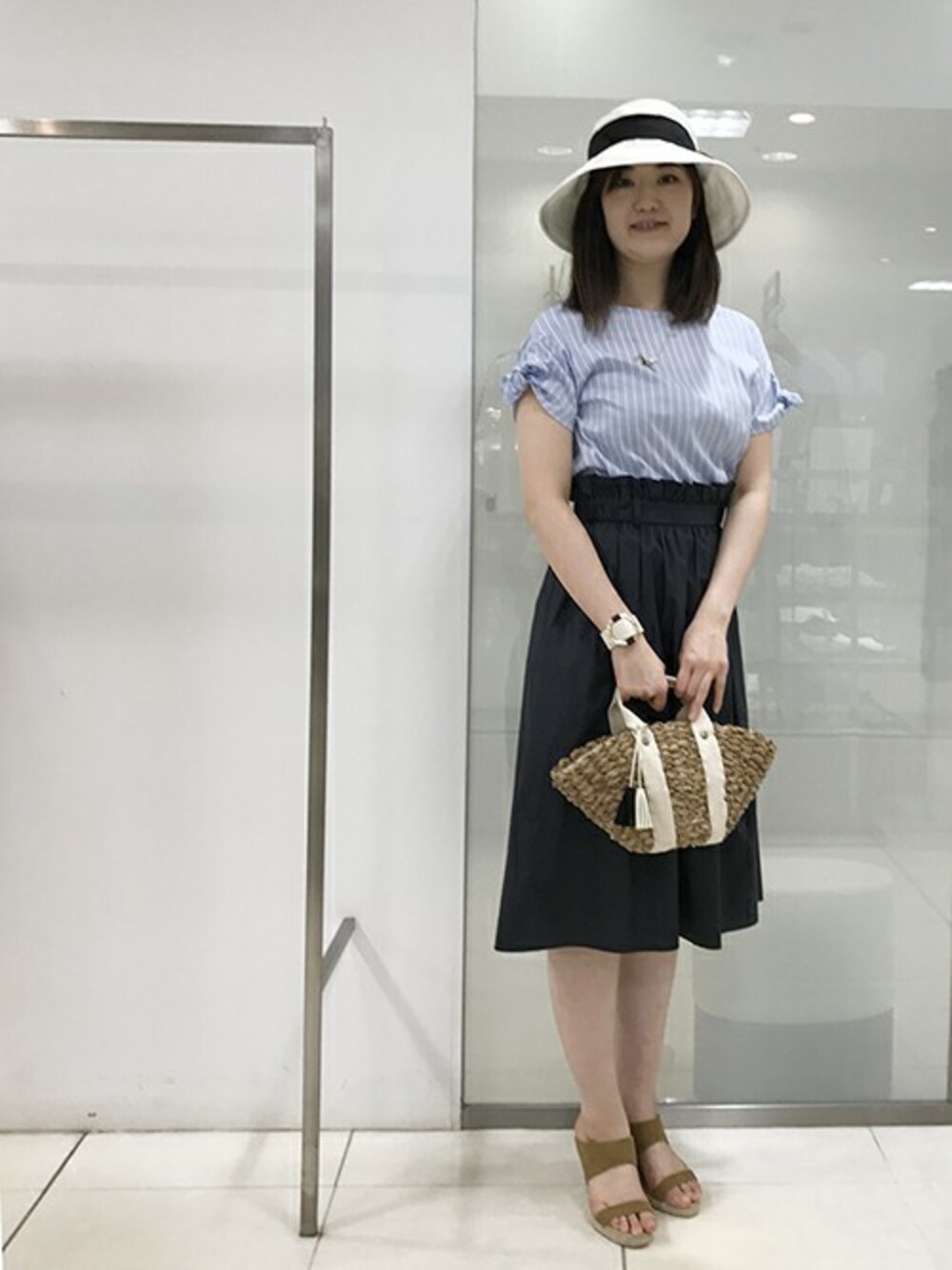 「ブラウス、スカート、ストライプ、ハイウエスト、リボン袖」｜「UNTITLEDの〔洗える〕ストライプコンパクトブラウス（シャツ/ブラウス、ブルー系）」を使った、UNTITLEDさん（レディース・168cm）の春コーディネートの1枚目の写真